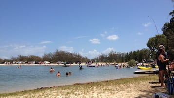 Tæt på stranden, liggestole, badehåndklæder