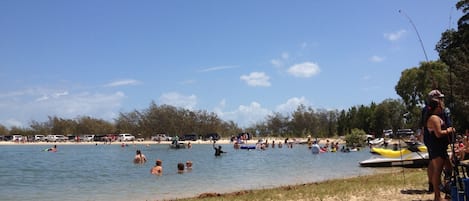 Tæt på stranden, liggestole, badehåndklæder