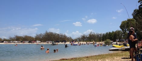 Una playa cerca, sillas reclinables de playa, toallas de playa