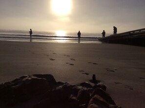 Tæt på stranden, liggestole, badehåndklæder