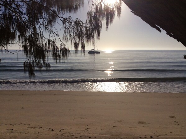 Tæt på stranden, liggestole, badehåndklæder