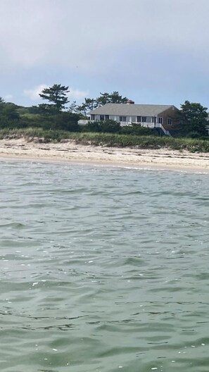 Na praia, espreguiçadeiras, toalhas de praia