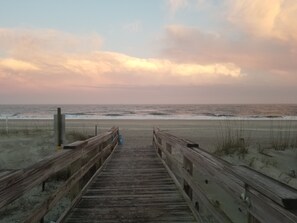 Beach nearby - Cool Ocean View with Balcony! King Bed, Free Parking & Free Wifi! (Tybee Island)