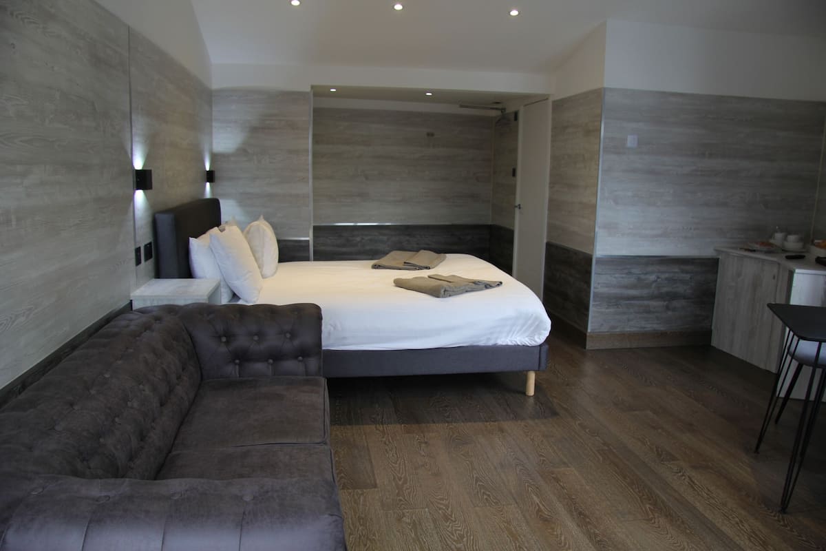 Honeymoon Suite, Canal View (Canal Suite)