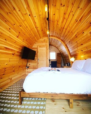 Classic Cabin, Ensuite, Canal View (The GlamPod) | 1 bedroom - Canal Cottages (Uxbridge)