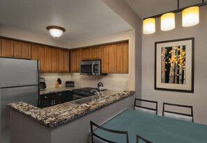 Køleskab, mikrobølgeovn, ovn, kogeplade