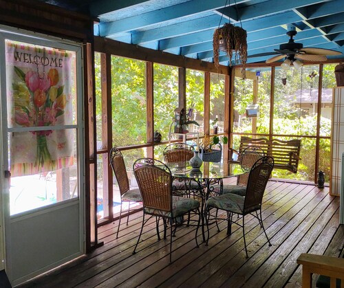 Suz'EnSuite Cozy Close-in Kitchenette Pool Private Garden Escape!