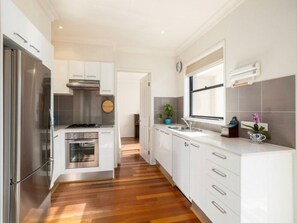 Réfrigérateur, four à micro-ondes, un four, surface de cuisson