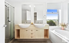 Badewanne, Haartrockner, Handtücher, Seife