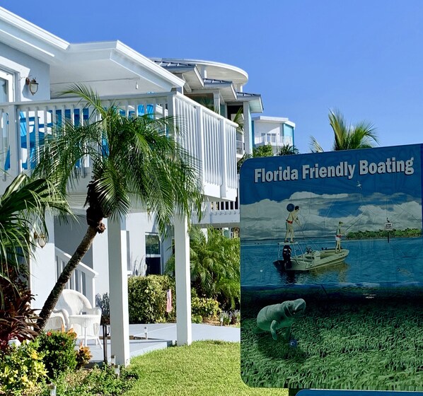 Un complexe hôtelier arborant une enseigne indiquant « Navigation respectueuse de l’environnement en Floride », avec une image d’un bateau et d’un homme pêchant.