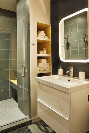 Bathtub, hair dryer, towels, shampoo