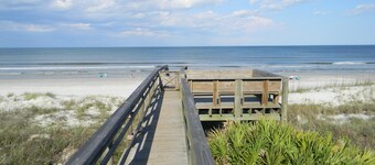 Beautiful Summerhouse Condo Ocean & Intracoastal Views 3 Min Walk to the Beach!