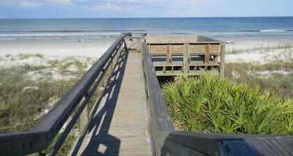 Kaunis kesämökki Condo Ocean & Intracoastal Views 3 minuutin kävelymatkan päässä rannalta!