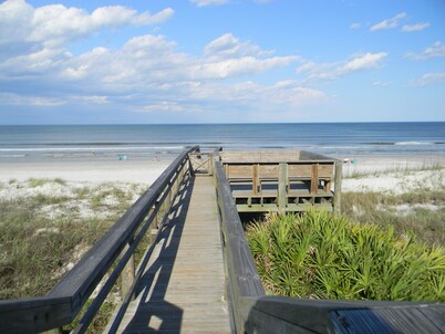 Beautiful Summerhouse Condo Ocean & Intracoastal Views 3 Min Walk to the Beach!