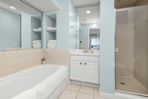 Baignoire, sèche-cheveux, serviettes fournies, savon