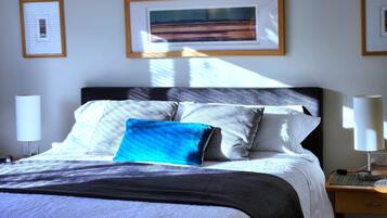 2 slaapkamers, een bureau, een strijkplank/strijkijzer, reisbedje