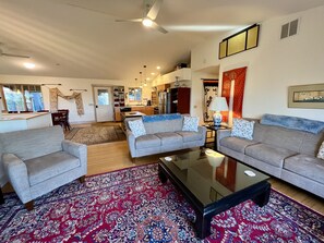 Téléviseur connecté, lecteur de DVD, sélection de films, chaîne audio