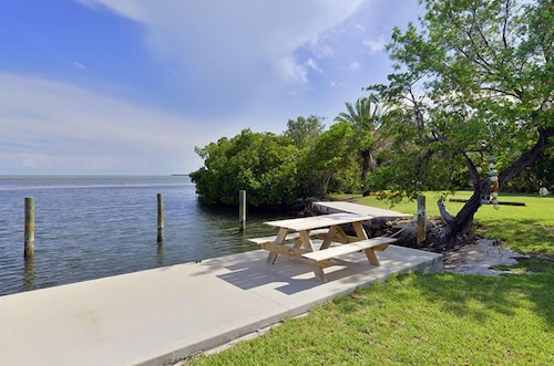 Cottage with Pool and Dockage, just minutes to Key West