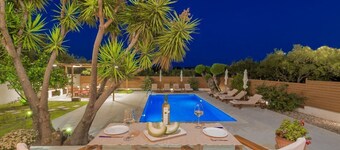 Villa Status with private pool for families and group of friends.