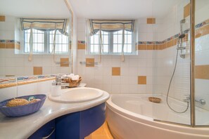 Ensemble douche/baignoire, sèche-cheveux, serviettes fournies, savon