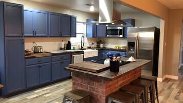 Een microgolfoven, een vaatwasser, een koffiezetapparaat/waterkoker