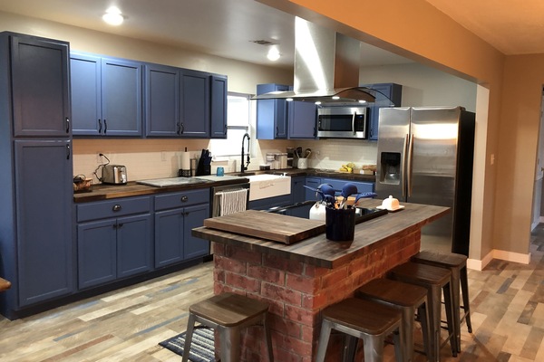 Microondas, lavavajillas, cafetera/tetera, utensilios de cocina