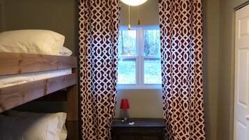 4 bedrooms, iron/ironing board, WiFi (free), bed sheets