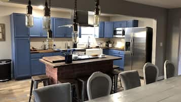 Een microgolfoven, een vaatwasser, een koffiezetapparaat/waterkoker