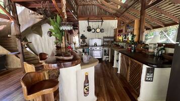 Jääkaappi, uuni, liesi, vedenkeitin