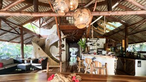 Ein rustikales Holzinterieur mit Essbereich, Bar und Küche.