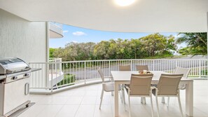 Outdoor dining - Unit 2 'Point Break' (Point Arkwright)