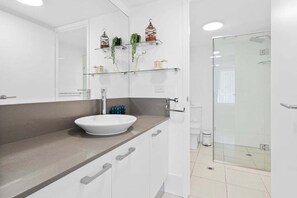 Free toiletries, hair dryer, towels - Unit 2 'Point Break' (Point Arkwright)