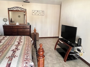 4 bedrooms, iron/ironing board, free WiFi, bed sheets