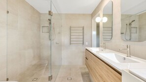 Douche, séchoir à cheveux