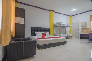 Quarto família | Escrivaninha, Wi-Fi de cortesia, roupa de cama