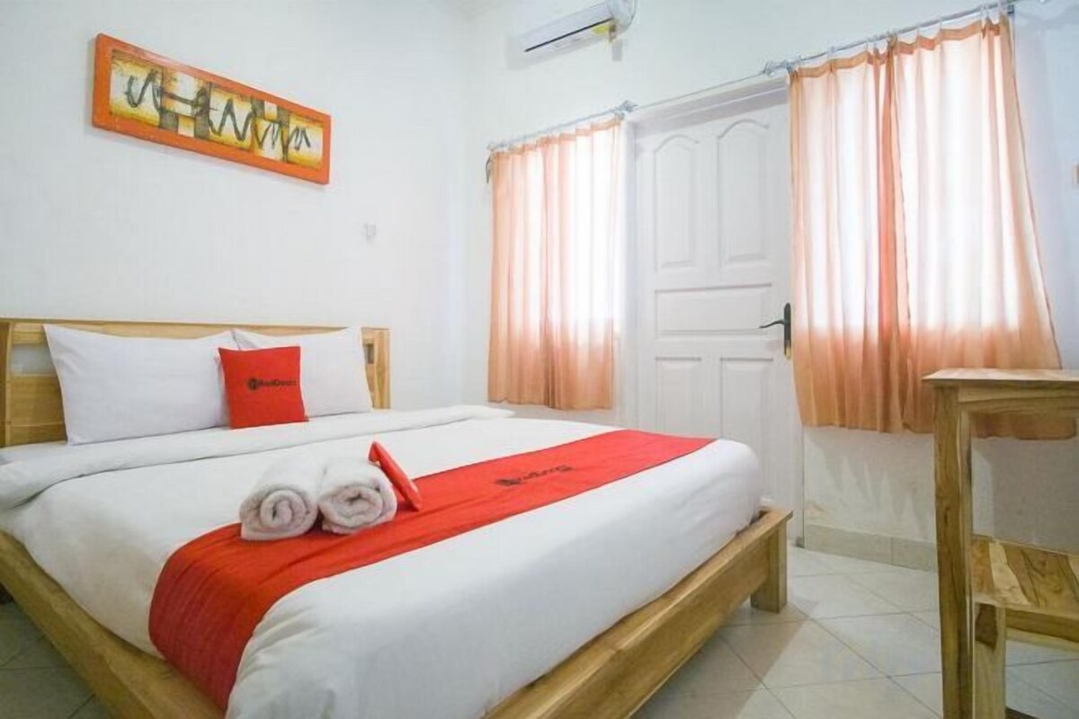 Desk, WiFi (free), bed sheets