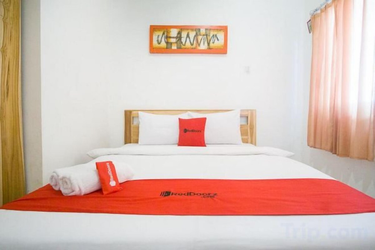 Desk, WiFi (free), bed sheets