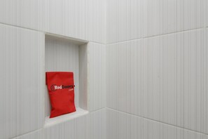 Double Room | Bathroom | Shower, free toiletries, towels