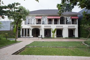 Front of property - RedDoorz @ Wiyung 2 (Surabaya)