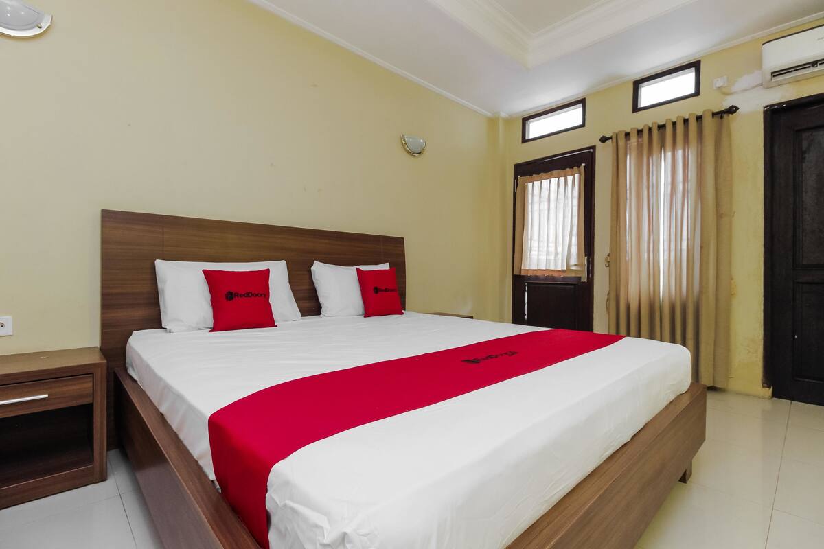 Desk, free WiFi, bed sheets