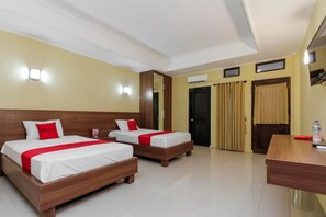 Desk, free WiFi, bed sheets - RedDoorz near Taman Samarendah (Samarinda)