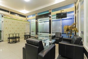 Lobby sitting area - RedDoorz near Taman Samarendah (Samarinda)