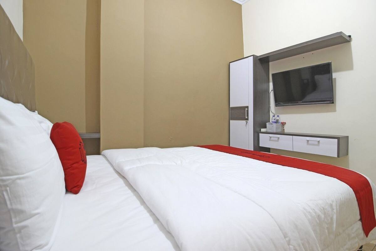 Desk, free WiFi, bed sheets