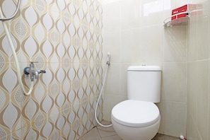 Shower, free toiletries, towels
