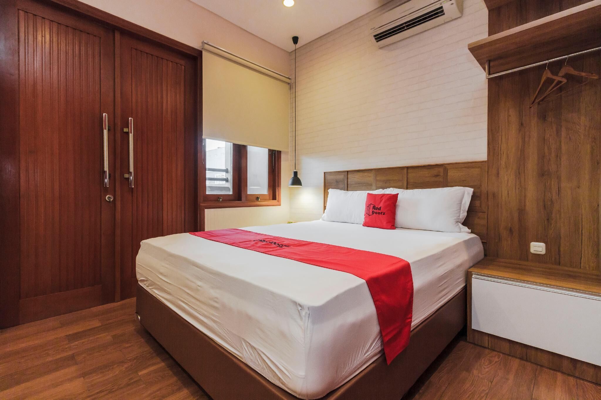 Escritorio, wifi gratis, ropa de cama