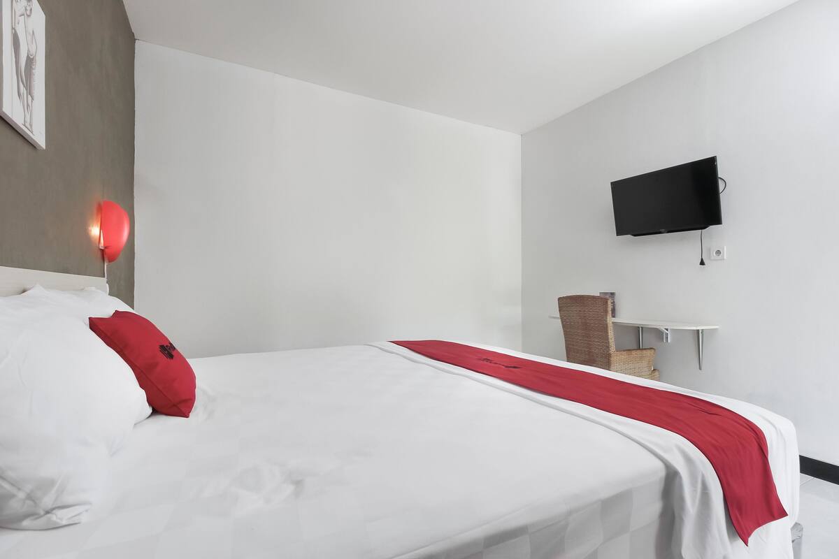 Escritorio, wifi gratis y ropa de cama 