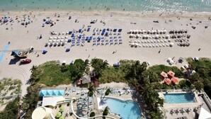 På stranden