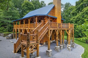 Exterior - AMAZING MOUNTAIN VIEWS / HOT TUB / FIREPLACE / GAME ROOM / CREEK / TRAILS (Black Mountain)