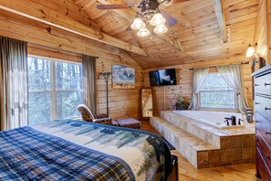 4 bedrooms, desk, iron/ironing board, free WiFi - AMAZING MOUNTAIN VIEWS / HOT TUB / FIREPLACE / GAME ROOM / CREEK / TRAILS (Black Mountain)