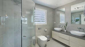 Bathtub, towels